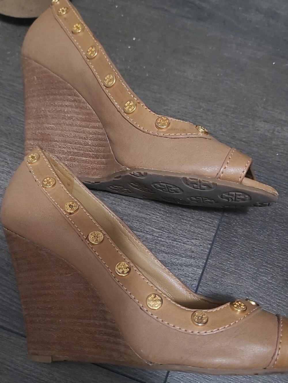 Tory Burch Camel Tan Leather Peep-Toe Pumps with Gold Studs 6.5 - Picture 2 of 7